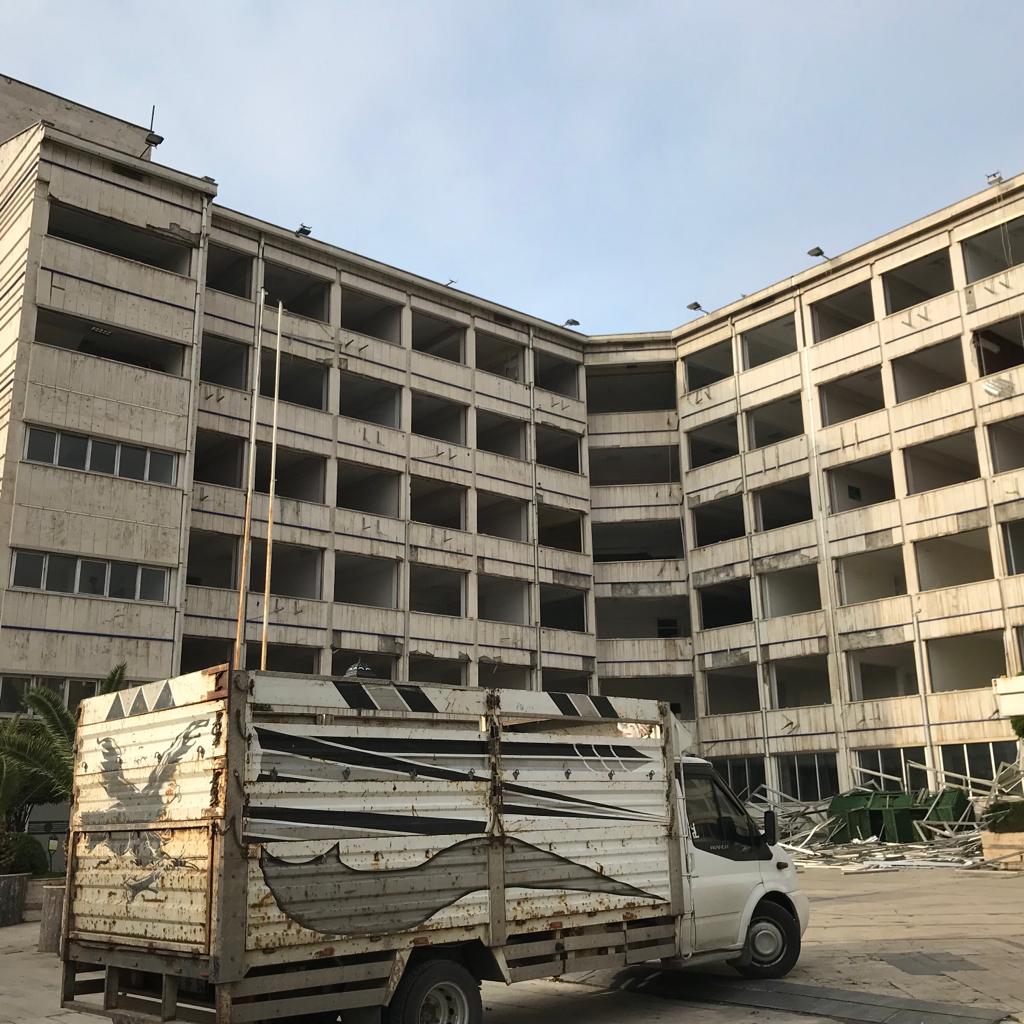 Yıllardır Samsun Büyükşehir Belediyesi olarak kullanılan yapı “Akıllı Kent” projesi kapsamında yıkılıp yenisi inşaa edilmesi için yıkıma başlanıyor.