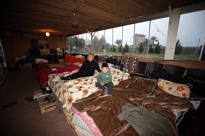 Hatay’da restoran sahibi, dükkanını depremzedelere açtı