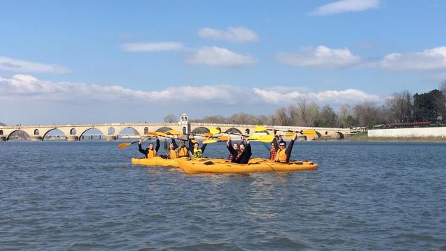 Kanocular Meriç Nehri’nde kürek çekti