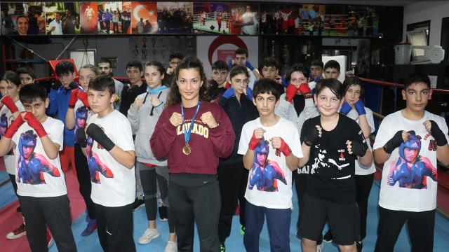 Milli boksör Ayşen Taşkın öğrenciyle şampiyonluklara hazırlanıyor