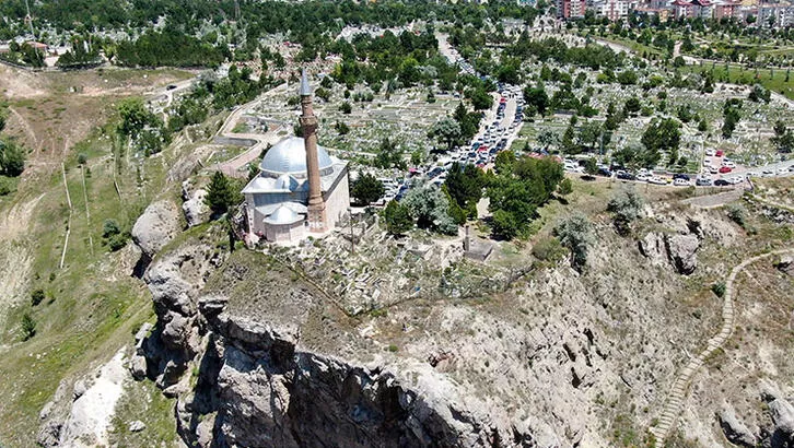 Sivas’ta uçurumun ucunda türbe! Ziyaretçisi hiç eksik olmuyor