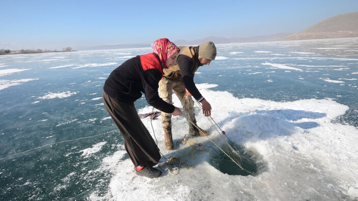 Çıldır Gölü’nde ekmeğini buzun altından çıkartıyor