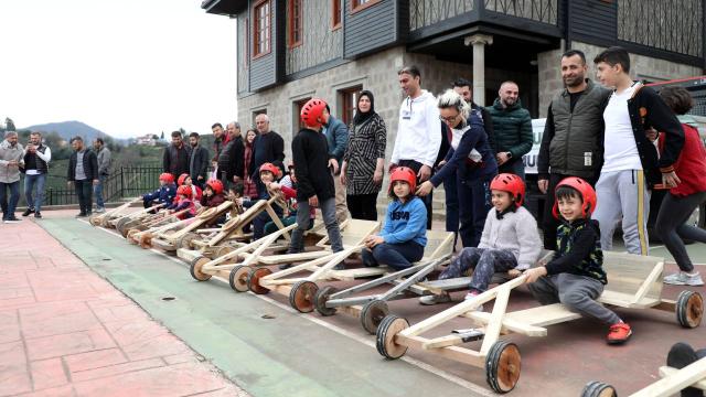 Depremzede çocuklar Rize’da tahta arabalarla moral buldu