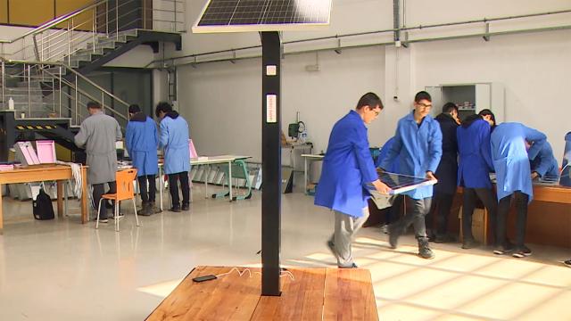 Meslek lisesi öğrencileri depremzedeler için şarj cihazı üretti