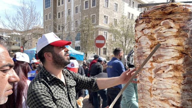 Sivaslı esnaftan Adıyaman’daki depremzedelere bir ton tavuk döner