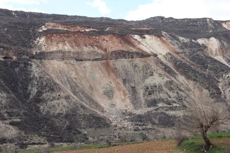 Deprem doğal mağaraların olduğu dağda kopmalara neden oldu