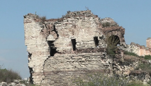 İstanbul’un tarihi surları çökme tehlikesi altında: Bazı bölgeler kapatılacak