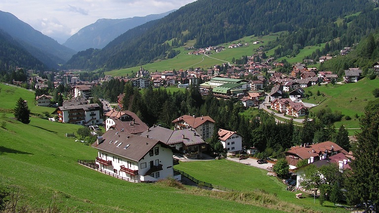 İtalya’daki Bu Köyde Türkler Yaşamamasına Rağmen  Pek Çok Yerde Türk Bayrakları Asılı