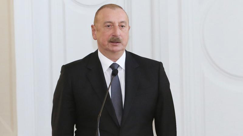 Aliyev, Ermenistan’da madalya kazanan Türk haltercileri madalya ile ödüllendirdi