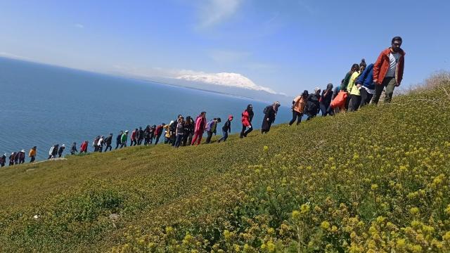 Doğaseverler Van Gölü’nün en büyük adasını gezdi