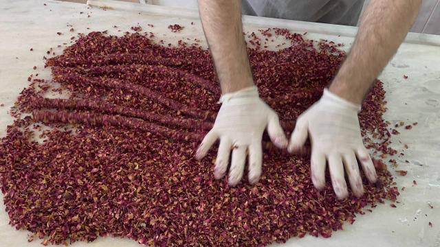 Isparta’nın “gül sarması” dünyanın dört bir yanında ağızları tatlandırıyor