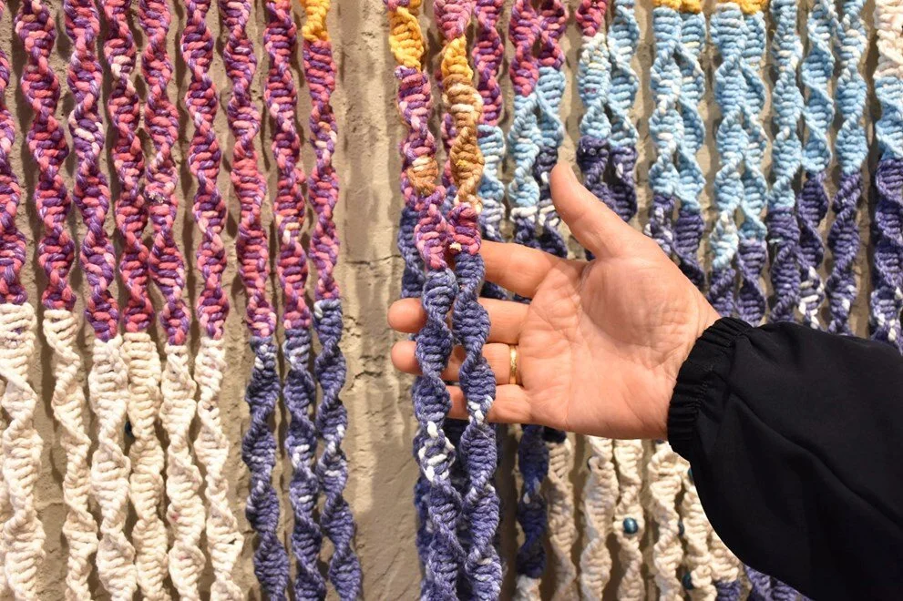 Resimle makromeyi birleştirerek milyonlarca düğümden oluşan eserler yapıyor