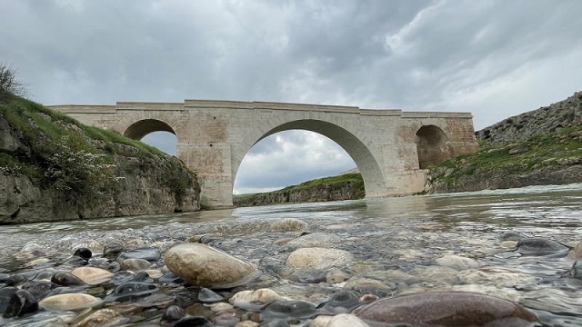 Adıyaman’daki tarihi Kızılin Köprüsü depremde zarar görmedi