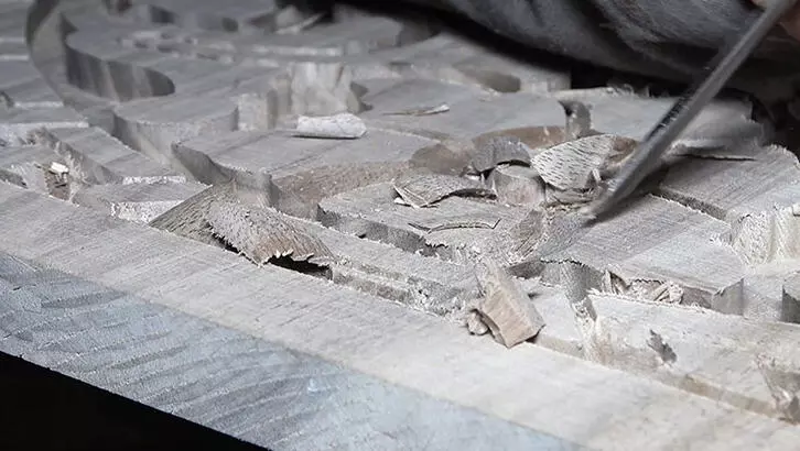 Selçuklu ve Osmanlı motiflerini ahşaba işliyor