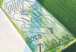 En büyük portreyi tarlaya kazıdı