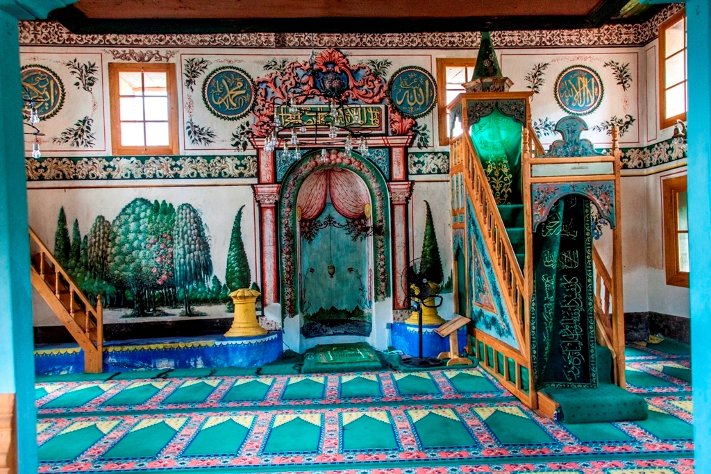 Birgi ve Bademli’nin asırlık camileri kendine hayran bırakıyor