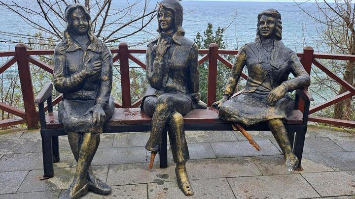 ‘Üç Kız’ heykeline yine zarar verildi