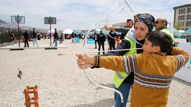 Dünya Etnospor Konfederasyonu depremzede çocuklara geleneksel oyunları öğretiyor