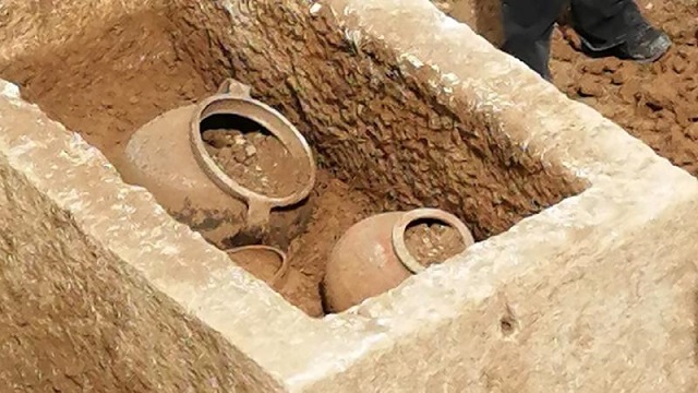İnşaat kazısında bulunan lahdin içinden 4 çömlek çıktı
