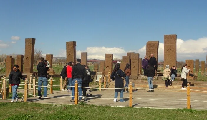 Dünyanın en büyük İslam Mezarlığı’nda bayram yoğunluğu