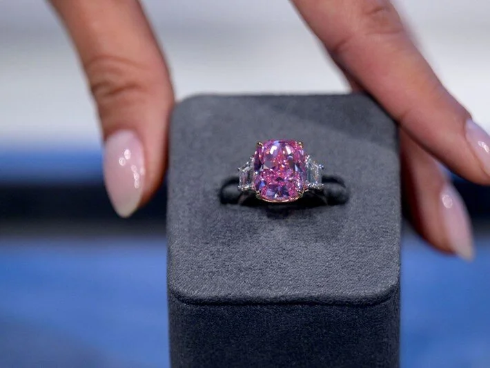 Dünyanın en nadir elmaslarından “Sonsuz Pembe” satışa çıkıyor