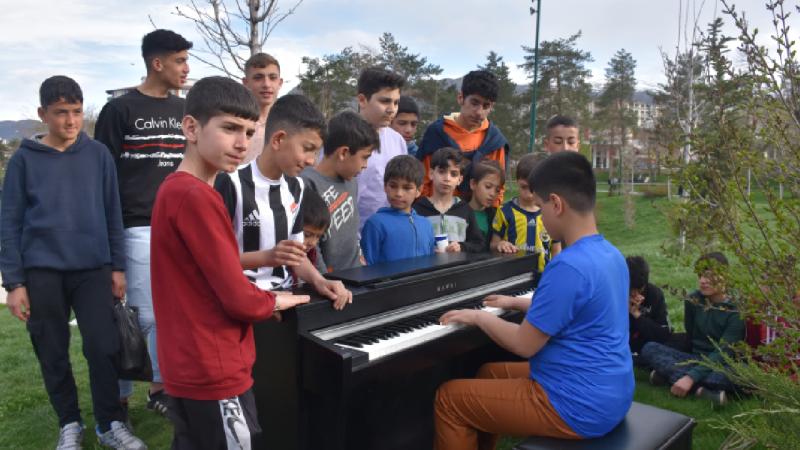 ‘Kusursuz kulak’ Bager depremzede çocuklar için piyano çaldı