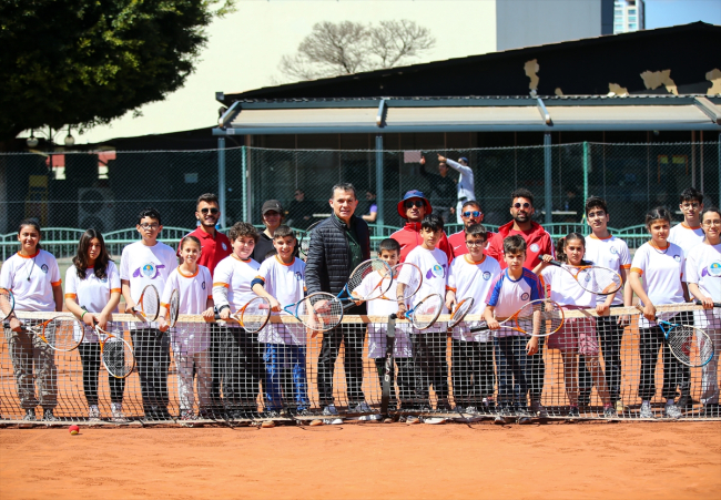 Depremzede çocuklar günlerini tenis kursunda geçiriyor