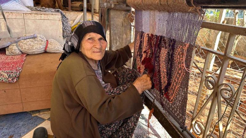 Ayşe nine 80 yıldır kilim dokuyor