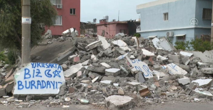 Hataylı depremzede Çetinkaya ailesi: Yıkılsak da biz buradayız