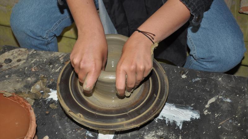 Kadınlar ekmeklerini çamurdan kazanıyor