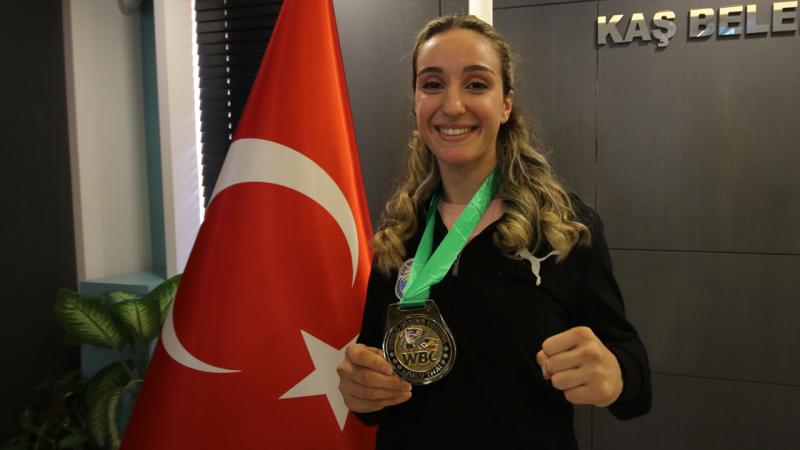 Şampiyon sporcu Zehra Doğan Türk bayrağını dalgalandırdığı için gururlu