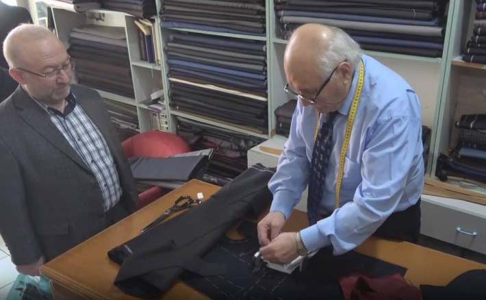 Elleri ile diktiği kıyafetlerle yarım asırdır ekmek parasını kazanıyor