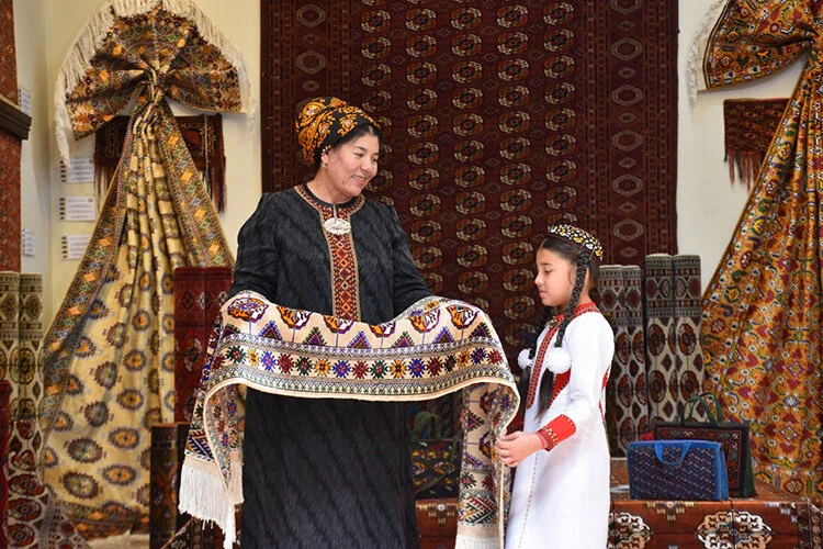 Türkmenistan’da “Halı Bayramı” kutlandı