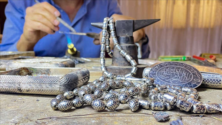 Urartu sanatı ustaların hünerli elleriyle gelecek nesillere aktarılmaya çalışılıyor.