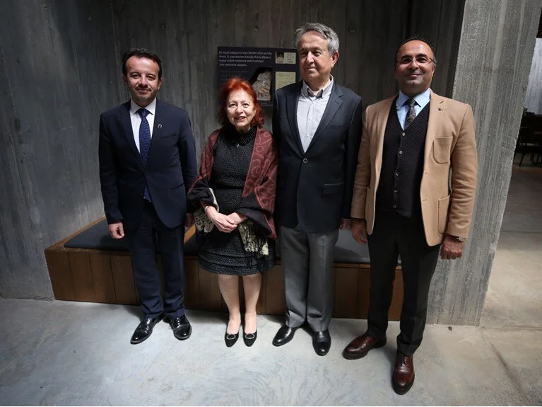 “Necdet Efendi”nin 89 yıl önce müzeye bağışladığı mezar stelini ilk kez gören kızı duygulandı