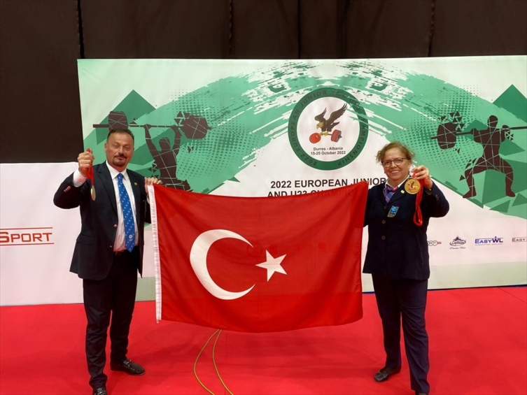 40 yıllık hemşirenin ikinci sevdası “halter”