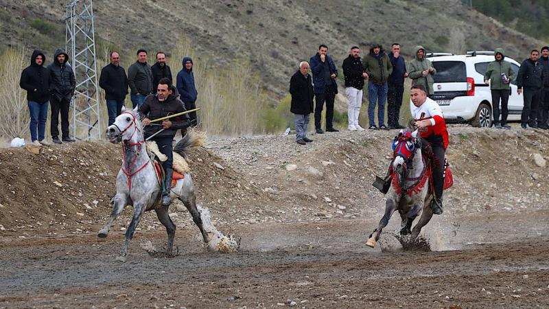 Bayburt’ta ciritçiler atlarıyla gösteri yaptı