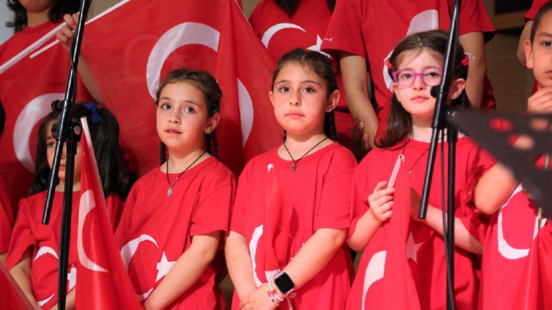 Miniklerden solo ve koro performansı