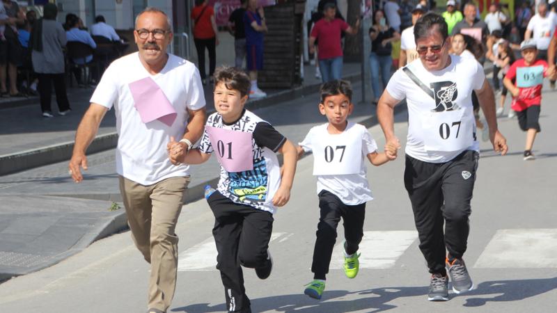 Antalya’da dede ve torunları bağımlılığa dikkati çekmek için koştu