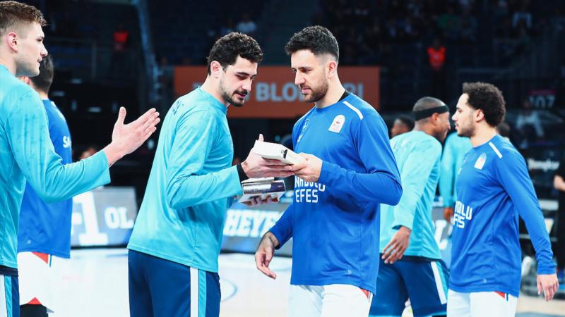 Anadolu Efes depremzedeler için binlerce kitap topladı