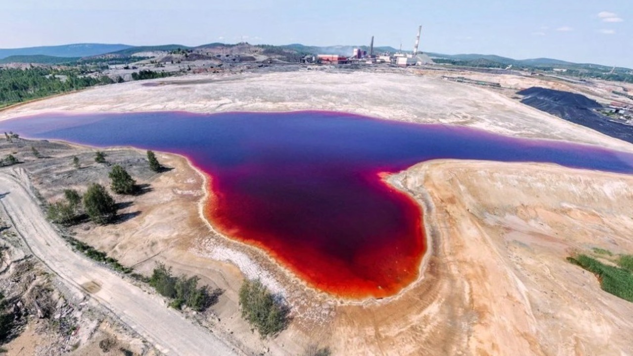 Bu Gölün İçine Girmeyi Bırakın Etrafında Geçirdiğiniz Birkaç Dakika Bile Sizi Öldürebilir