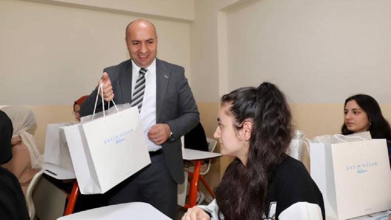 Akademi Lise öğrencilerine 6 bin kitap hediye edildi