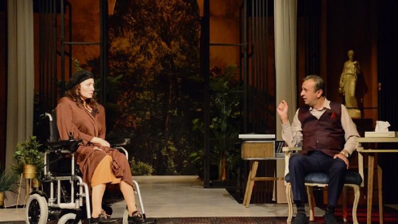 Devlet Tiyatroları’nın “Tek Kişilik Düet” oyunu Edirne’de sergilenecek