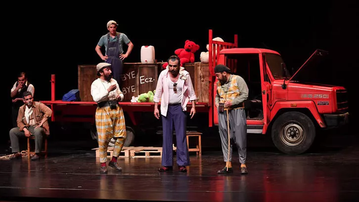 Mersin Şehir Tiyatrosu, yeni oyunu ‘Kamyon’un prömiyerini yaptı
