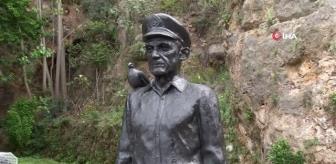 Tarihi Kaleiçinin simge ismi Mustafa Kaptan heykeli kayıp güvercinine kavuştu