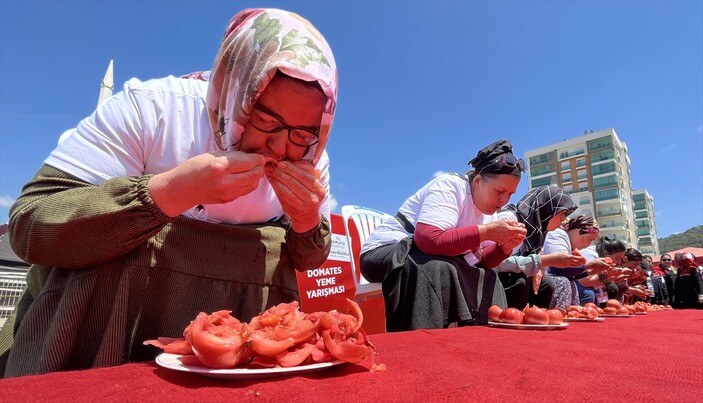 Kumluca’da kadınların domates yeme yarışması