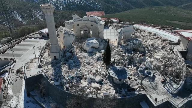 Depremlerde 678 tarihi vakıf eseri zarar gördü