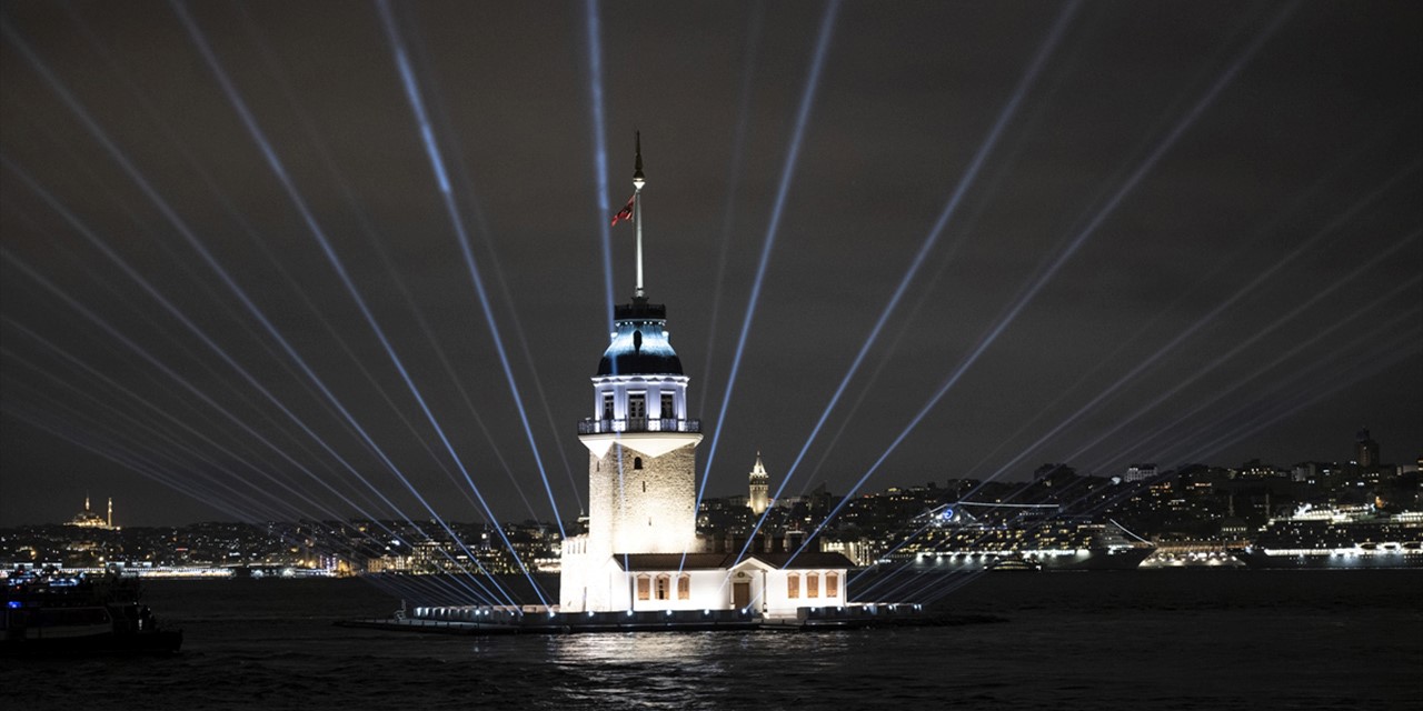 Boğazın Görkemli Müzesi Kız Kulesi Işık Gösterisi ile Geceyi Aydınlattı(Özel Haber)