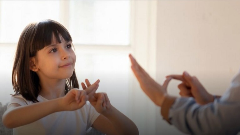 Doğuştan İşitme ve Konuşma Engelli Bireyler Hangi Dilde Düşünür?