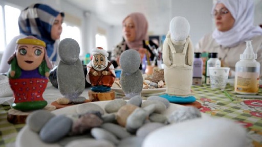 Nevşehir’e yerleşen depremzede eğitmen, kadınlara taş bebek yapımını öğretiyor